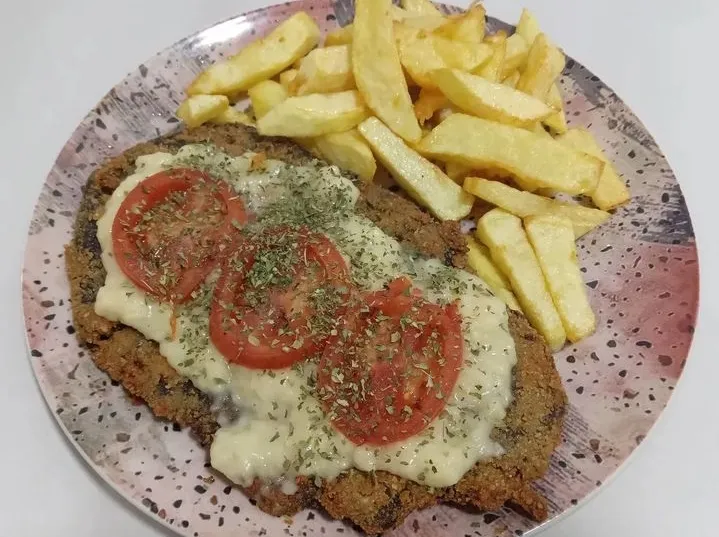 Milanesa vegana napolitana con papas fritas de Veg Food